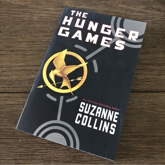 The Hunger Games by Suzanne Collins paperback book - Picture 1 of 5